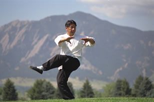 Master Luo Dexiu practicing Baguazhang